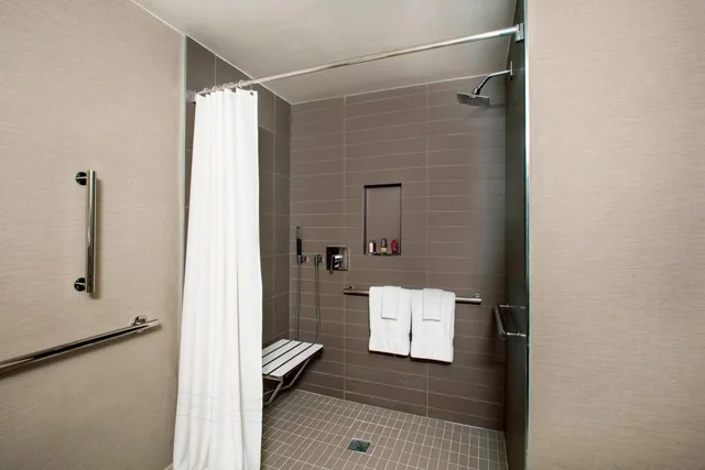 غرفة قياسية بسرير كينج مع أريكة لذوي الإعاقة، Fort Lauderdale Marriott Coral Springs Hotel & Convention Center 7/7