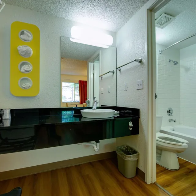 Room, Queen Bed, Smoking, Motel6 Seattle, WA - Airport 9/10