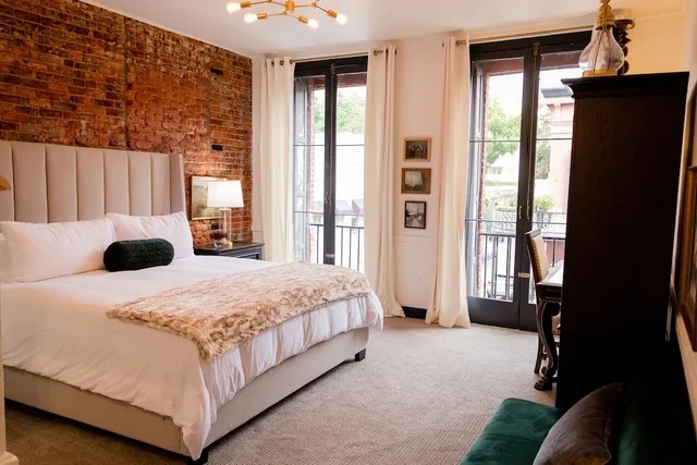 Deluxe, Single, King Bed, City View, Speakeasy Suites 2/5