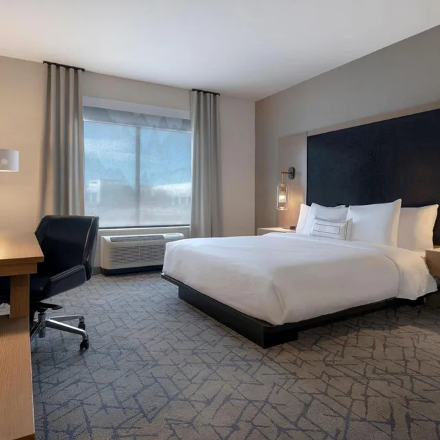 غرفة بسرير كينج بحوض استحمام لذوي الإعاقة، Fairfield Inn & Suites by Marriott Denver Airport at Gateway Park 1/10