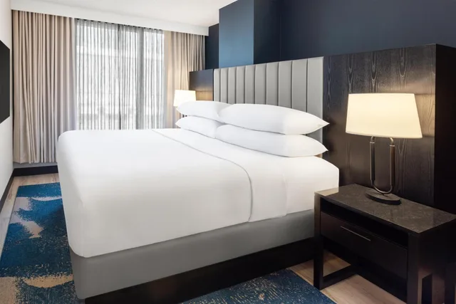 جناح رئاسي بسرير كينج وسريرين مزدوجين بغرفتي نوم، Embassy Suites By Hilton Montreal 2/7