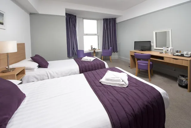 غرفة بسريرين منفصلين بإطلالة على البحر، Norbreck Hotel 1/6