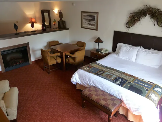 Superior, King Bed, River View, RiverBank Lodge 2/2