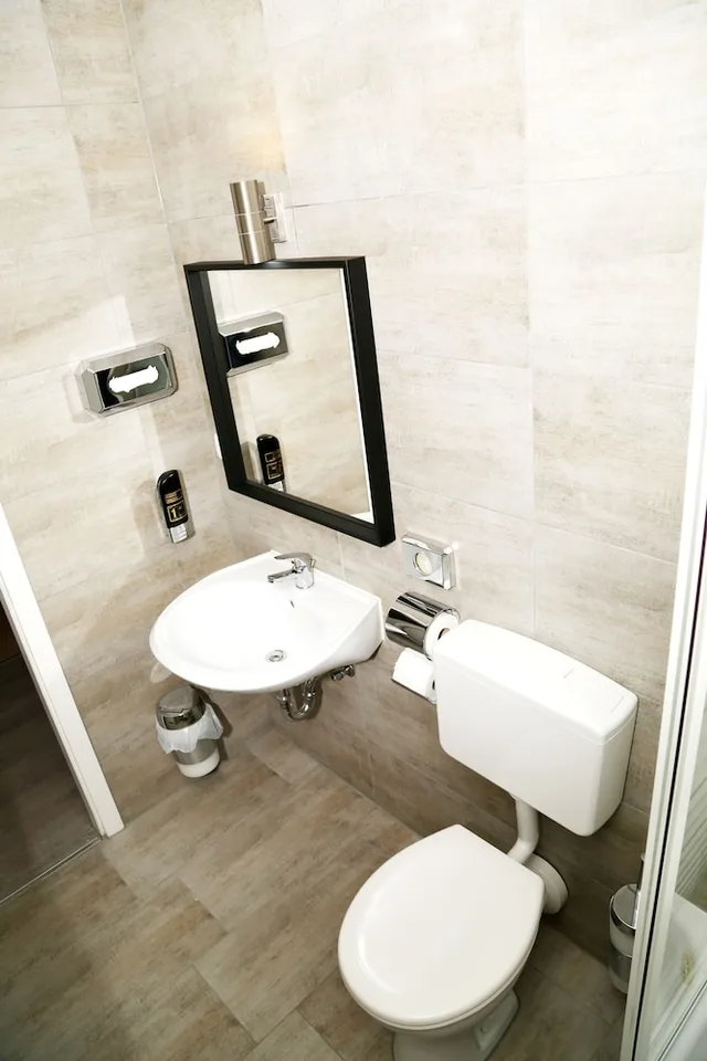 غرفة رباعية بسرير كينج مع أريكة، Main Hotel Frankfurt City 5/5