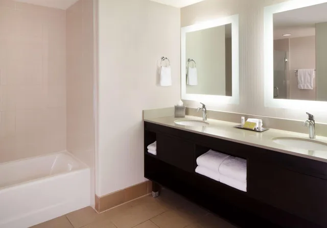1 Bedroom, Suite, King Bed, Balcony or Patio, Hilton Santa Cruz/Scotts Valley 7/9