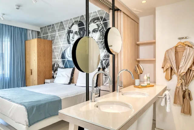 جناح بسرير مزدوج بغرفة نوم واحدة بإطلالة جزئية على البحر مع أريكة، King Jason Protaras - Designed for Adults by Louis Hotels 1/1