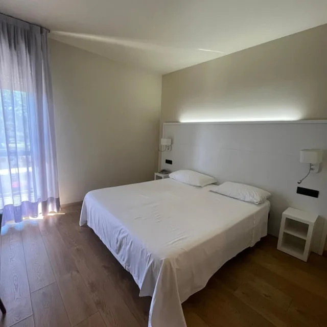 غرفة بسرير مزدوج أو سريرين منفصلين بشرفة، HOTEL PARIGI 2 4/6