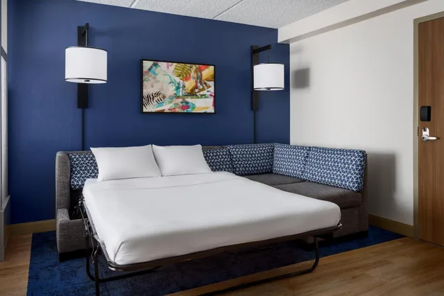 غرفة بسرير كينج مع أريكة لذوي الإعاقة، Hyatt Place Across from Universal Orlando Resort 3/6