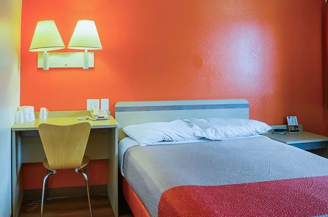 غرفة قياسية بسرير كوين، West Ashley Inn 2/4