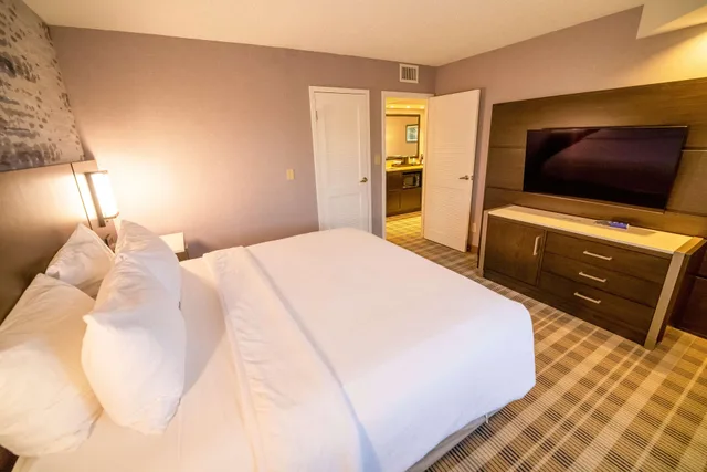 جناح، Embassy Suites by Hilton Kansas City Overland Park 2/2