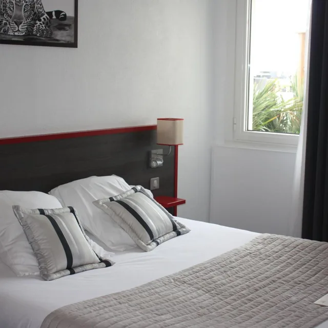 غرفة بسرير مزدوج بإطلالة على المسبح في طابق منخفض، Hotel La Citadelle 5/8