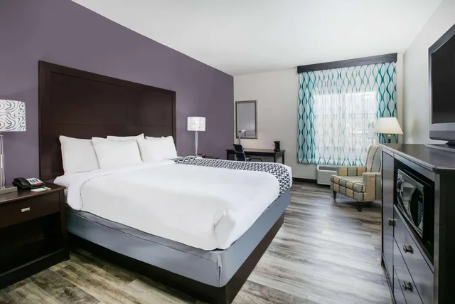 غرفة بسرير مزدوج بإطلالة، La Quinta Inn and Suites by Wyndham DFW Airport West - Euless 1/1