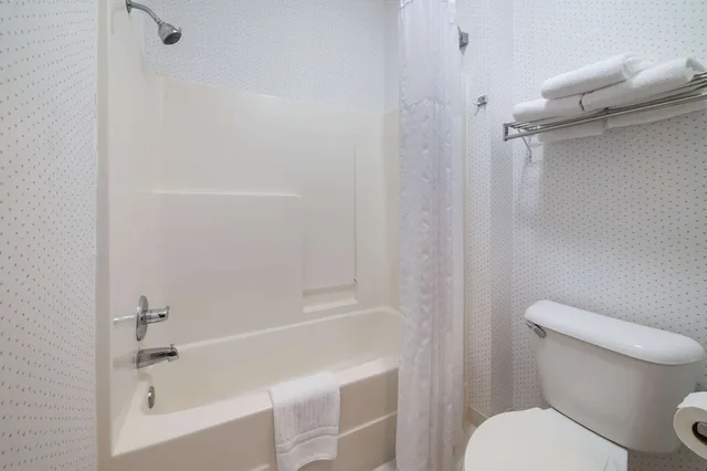 غرفة قياسية بسرير كوين، Rodeway Inn Urbana Champaign University Area 4/6