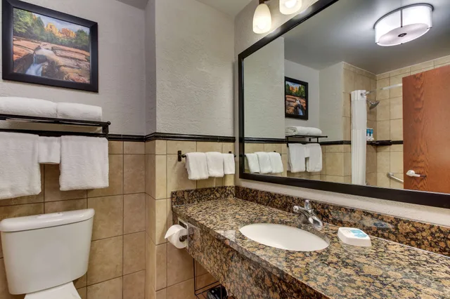 جناح بسرير كينج بغرفتين مع أريكة في طابق مرتفع، Drury Inn and Suites Phoenix Happy Valley 7/10