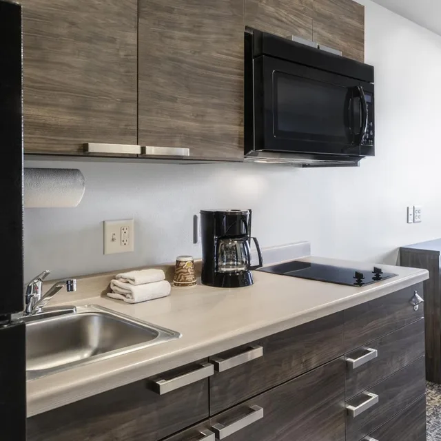 غرفة بسرير كينج وسريرين كوين لذوي الإعاقة، My Place Hotel-East Moline/Quad Cities, IL 4/4