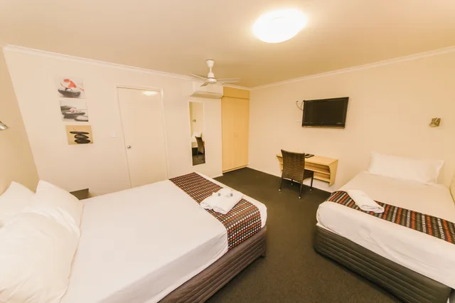 غرفة سوبيريور بسرير كوين وسرير فردي، Citywalk Motor Inn 1/7