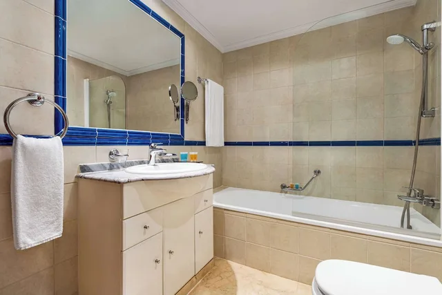 جناح ديلوكس بسرير كوين وسرير فردي بإطلالة على البحر بغرفتي نوم، Wyndham Grand Costa del Sol 4/4