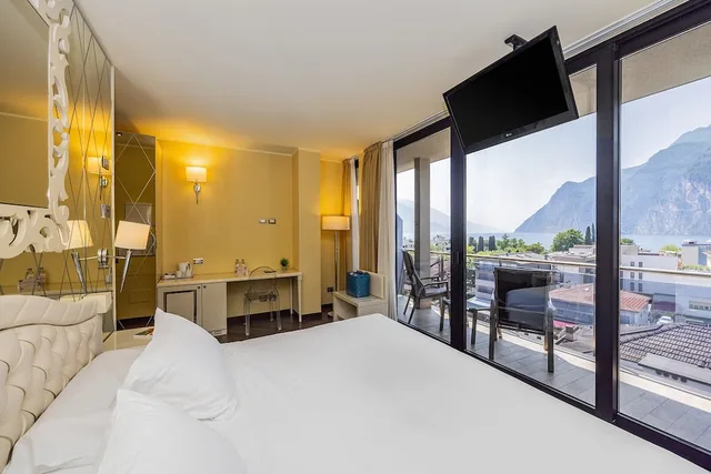 غرفة قياسية بسرير كوين بإطلالة على البحيرة بشرفة، Hotel Garda 1/6