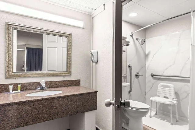 غرفة بسرير كينج مع أريكة لذوي الإعاقة، Days Inn by Wyndham Clayton 5/6