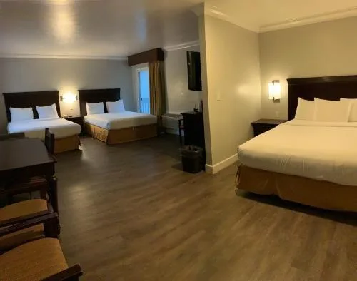 Family 3, 2 Queen Beds, Stargazer Inn And Suites 1/1