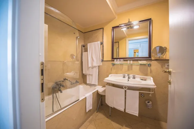 جناح جونيور، Hotel Villa Daphne 3/3