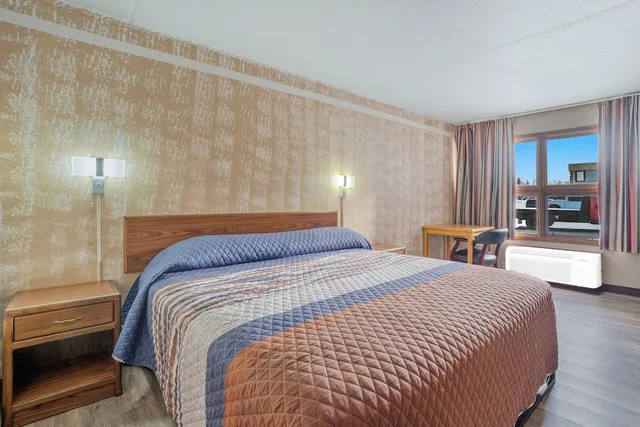 غرفة بسرير كينج لذوي الإعاقة لغير المدخنين، Devils Lake Inn By OYO Near Devils Lake Regional Airport 3/10