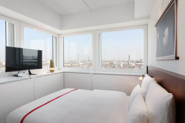Cozy, Queen Bed, Ruby Luna Hotel Dusseldorf 1/4
