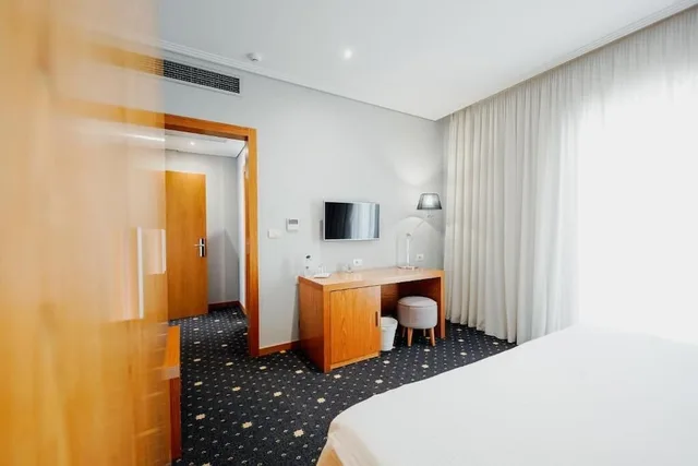 جناح ديلوكس بسرير كوين وسرير فردي بإطلالة على البحر بشرفة، Agimi And S Hotel 3/5