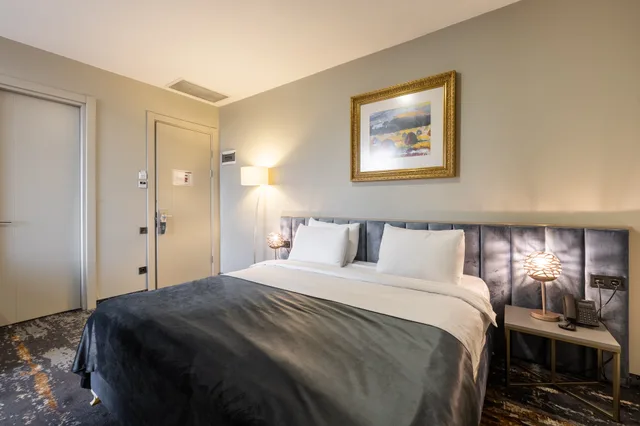 جناح جونيور بشرفة، Brosse Garden Hotel 3/7