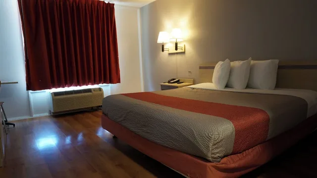 غرفة ديلوكس بسرير كينج لذوي الإعاقة، Motel6 Belmont, CA San Francisco Redwood City 3/5