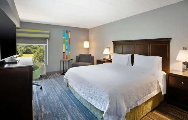 غرفة بسرير كينج بحوض جاكوزي، Hampton Inn Cincinnati Northwest Fairfield 1/3