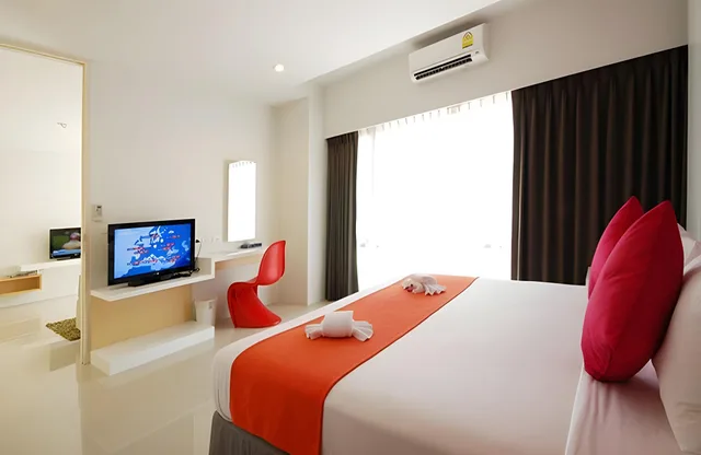 غرفة بسرير مزدوج أو سريرين منفصلين بشرفة، The Lantern Resorts Patong Phuket 2/2