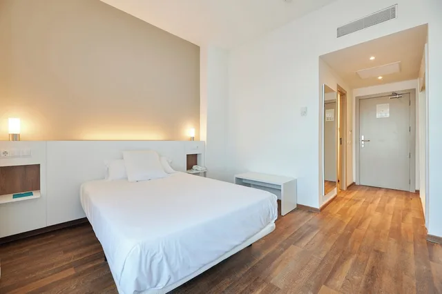 غرفة قياسية بإطلالة على البحر بشرفة مفردة بسريرين منفصلين، Alua Calas de Mallorca Resort 1/3