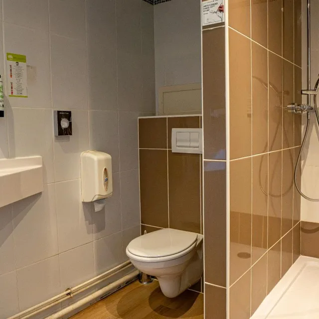 غرفة ثلاثية بسرير كوين، Comfort Hotel Clermont Saint-Jacques 6/9