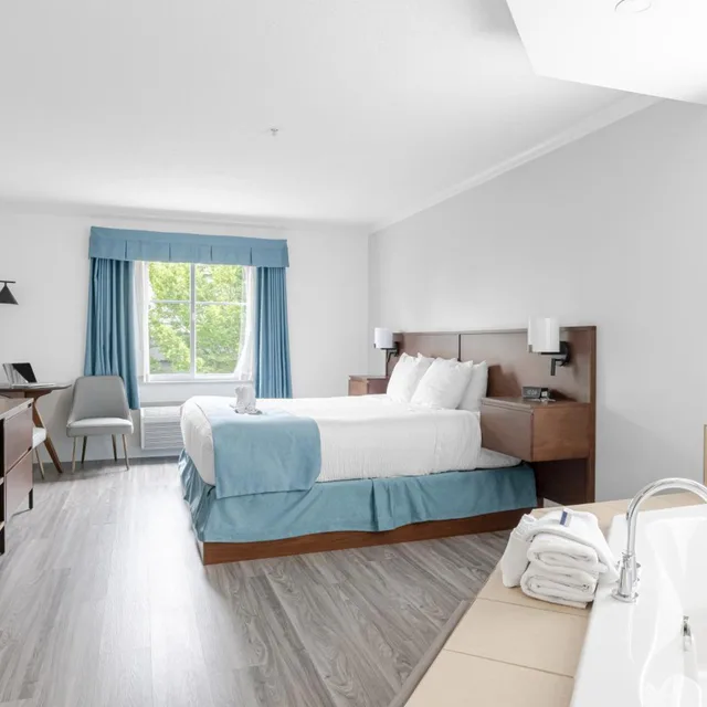 غرفة بسرير كينج بجاكوزي، Ramada By Wyndham Surrey/Langley 2/7