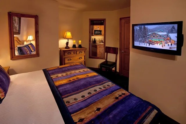 جناح سيغنتشر بسرير كينج بغرفة نوم واحدة مع أريكة، Alpine Village Suites 1/2