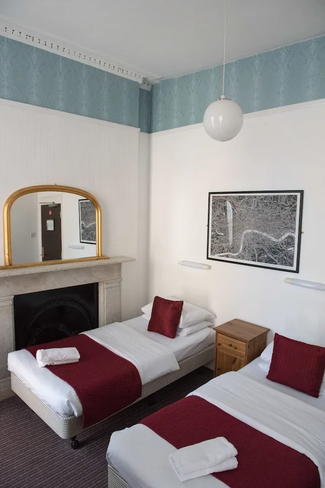 غرفة بسريرين منفصلين بحمام مشترك، St Athans Hotel 2/9