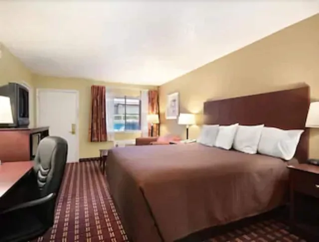 Room, King Bed, Accessible, Super 8 By Wyndham Kerrville Tx 4/6