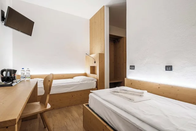 Smart, Twin Beds، Olimpia 1/2