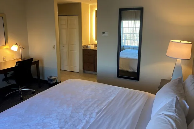 Suite, King Bed, Dining Area, Kitchen، Staybridge Suites Great Falls 1/1