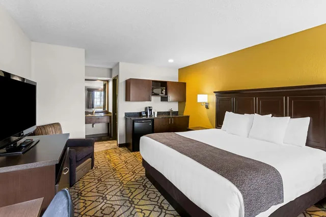 غرفة بسرير كينج، Best Western Of Harbor Springs 2/3