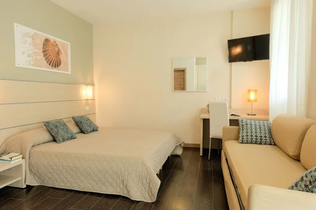 غرفة سوبيريور بسرير كوين بإطلالة جزئية على البحر، Hotel Orizzonte 1/6