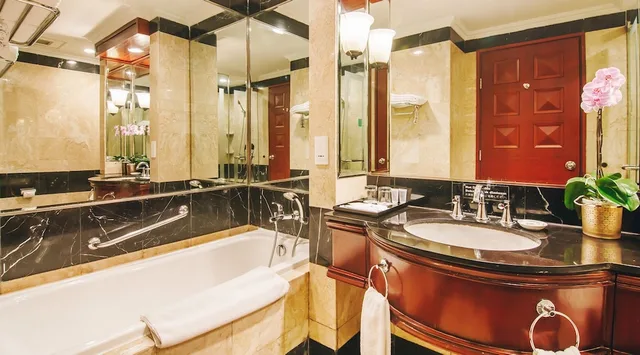 غرفة ديلوكس بسرير كينج، Lumire Hotel And Convention Centre 2/2