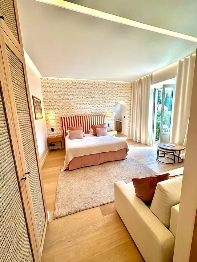جناح جونيور بسرير كوين بشرفة مع أريكة، La Bastide Du Port 4/6