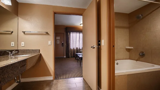 جناح بسرير كينج مع أريكة بحوض جاكوزي، Royal Sun Inn & Suites 7/10