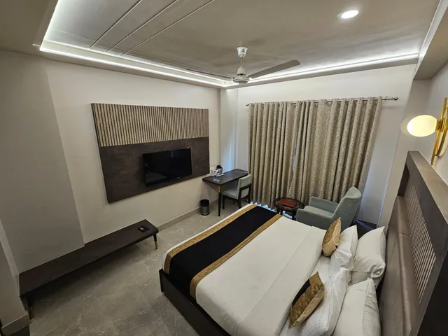 Premium, Hotel Abhinav International 1/1