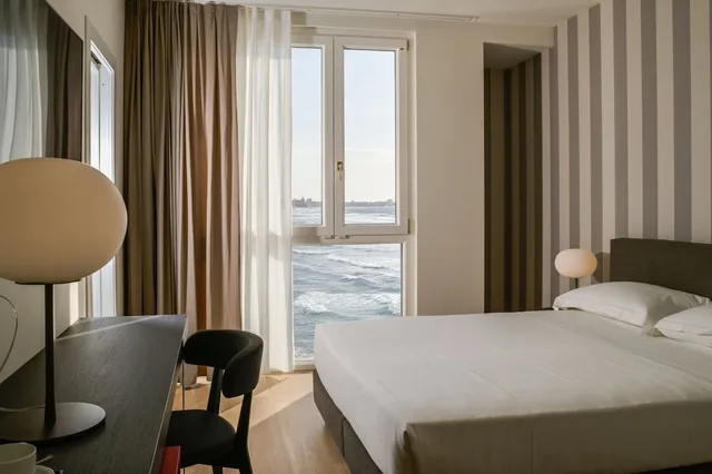 غرفة بسرير كينج بإطلالة على البحر، Hotel Punta Tipa 2/4