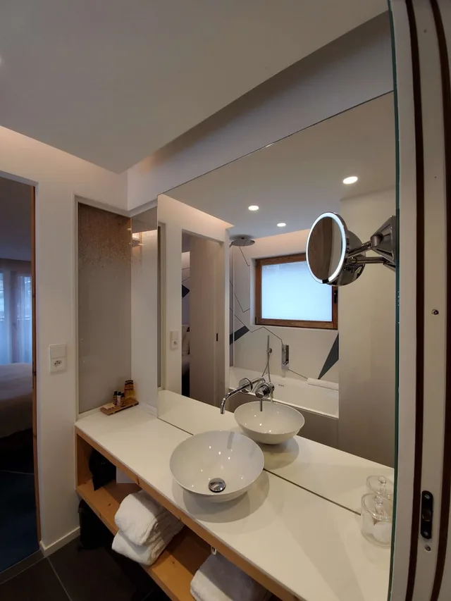 غرفة سوبيريور بسرير كينج وسرير فردي بإطلالة على الجبل، Hotel Chalet Les Saytels, Signature Collection 2/3