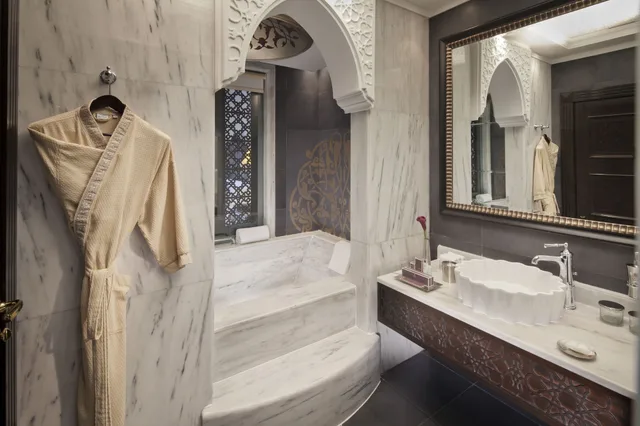 غرفة ديلوكس عائلية بإطلالة على البحر بشرفة، Jumeirah Zabeel Saray Dubai 2/2