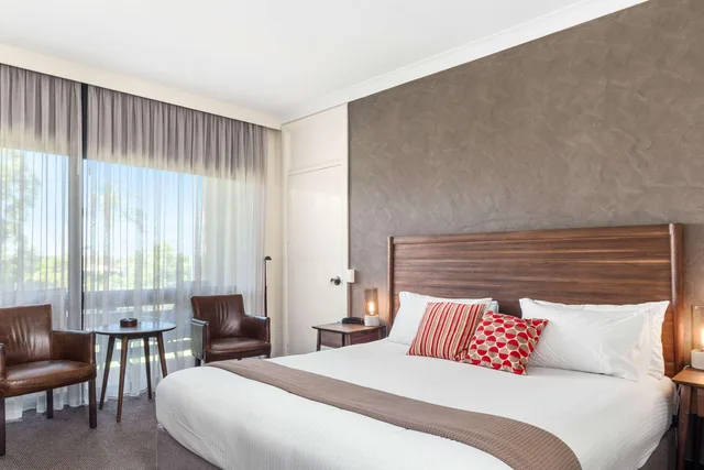 Upgrade, King Bed, Quality Inn Dubbo International 1/3